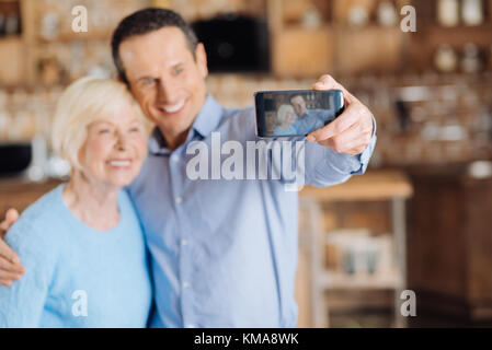 Lieben Sohn ein selfie mit seiner betagten Mutter Stockfoto