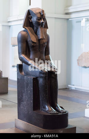 London. England. Statue des ägyptischen Pharao Amenophis III trägt ein Nemes, im British Museum. Stockfoto