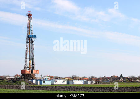 Land-Öl-Bohrinsel auf Feld Stockfoto