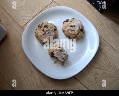 Hausgemachte rock Kuchen eccles Kuchen Brötchen oder Gebäck auf einem weißen Teller Land oder Kreis Stil Stockfoto