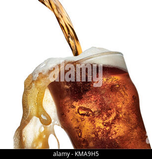 Closeup Action Shot von Bernstein gold Bier in Klarglas mit Blasen und schaumigen Kopf gießen Stockfoto