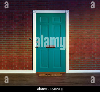 Helle blaue Tür und begrüßen die Matte mit Holz Veranda. Stockfoto