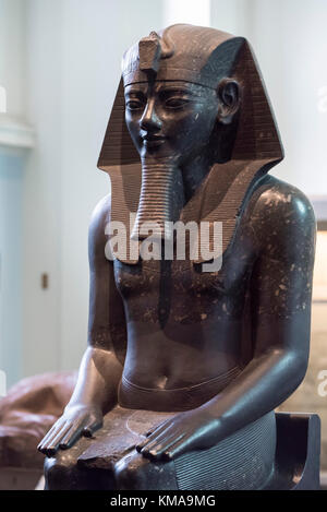 London. England. British Museum. Statue des ägyptischen Pharao Amenophis III ein Nemes tragen. Stockfoto