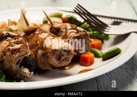 Schweinefleisch Brötchen und Gemüse auf einer Platte Stockfoto