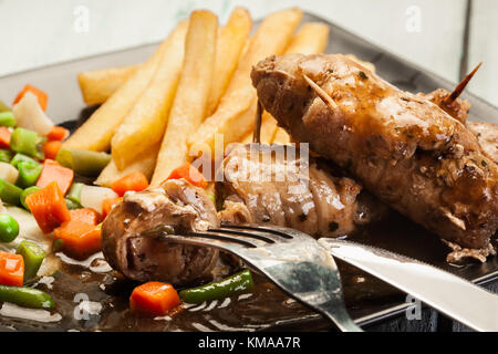 Schweinefleisch Brötchen mit Pommes Frites mit Gemüse auf einer Platte Stockfoto