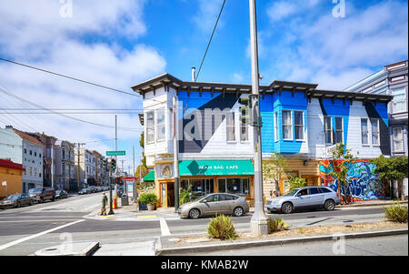 San Francisco, USA - 24. August 2015: Bunte Häuser typisch für San Francisco von Divisadero Street. Stockfoto