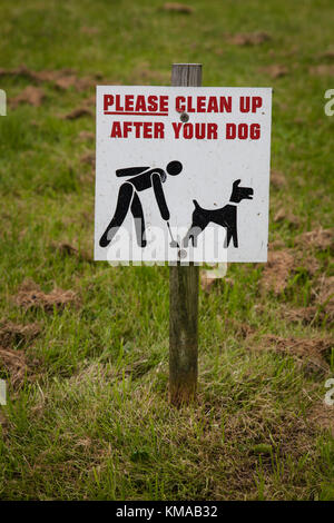 Zeichen anfordern Hundebesitzer zum Aufräumen nach ihrer Hunde. Stockfoto