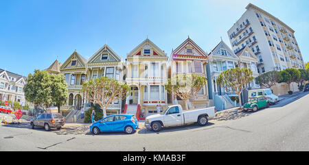 San Francisco, USA - 24. August 2015: Fischaugenobjektiv Bild der Painted Ladies Häuser, die von Steiner Straße an einem schönen Sommertag. Stockfoto