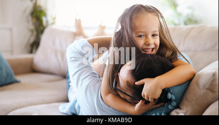 Portrait von Vater und Tochter spielen zu Hause Stockfoto