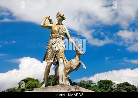 Powerscourt Haus Italianate Garten in der Nähe von Enniskerry, Irland. Diana, die Jägerin, Mitte 19. C. Statue auf der Dachterrasse. Stockfoto