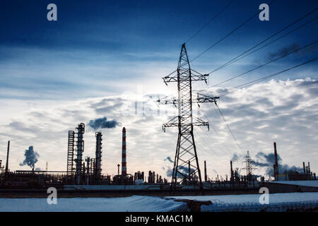 Industrial Zone Rohre mit Rauch Stromleitungen im Winter. Stockfoto