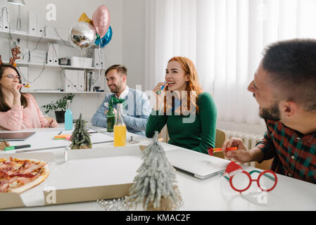Team Building an Feiertagen Feier Stockfoto