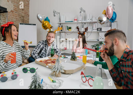 Kollegen, die ihre Weihnachtsfeier Stockfoto