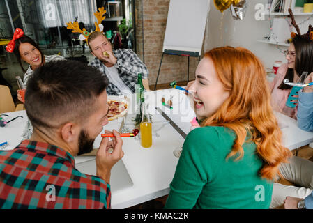 Spaß mit Party Hörner Stockfoto
