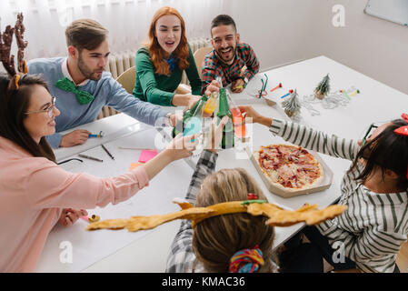 Teambuilding Weihnachtsfeier toast Stockfoto