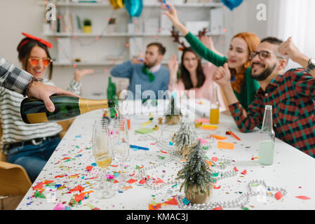 Verwurzeln für Champagner an Feiertagen Office Party Stockfoto