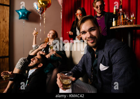 Junger Mann hosting eine verrückte Party Stockfoto