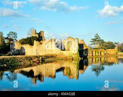 Desmond Castle, auf den Fluss Maigue, in der Stadt von Adare, County Limerick, Irland. Gebaut in Pre Norman Tagen durch die O'Donovans Stockfoto