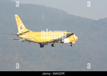 CHIANGMAI, THAILAND - ca. 2008: HS-DDH Boeing737-400 von NokAir Airline. Landung Flughafen Chiangmai von Bangkok Don Muang Airport, Thailand. Stockfoto