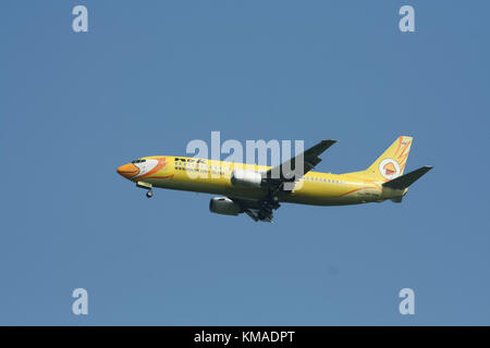 CHIANGMAI, THAILAND - ca. 2008: HS-DDH Boeing737-400 von NokAir Airline. Landung Flughafen Chiangmai von Bangkok Don Muang Airport, Thailand. Stockfoto