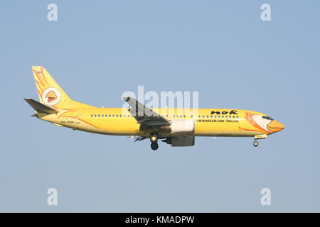 CHIANGMAI, THAILAND - ca. 2008: HS-DDH Boeing737-400 von NokAir Airline. Landung Flughafen Chiangmai von Bangkok Don Muang Airport, Thailand. Stockfoto