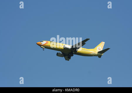 CHIANGMAI, THAILAND - ca. 2008: HS-DDH Boeing737-400 von NokAir Airline. Landung Flughafen Chiangmai von Bangkok Don Muang Airport, Thailand. Stockfoto