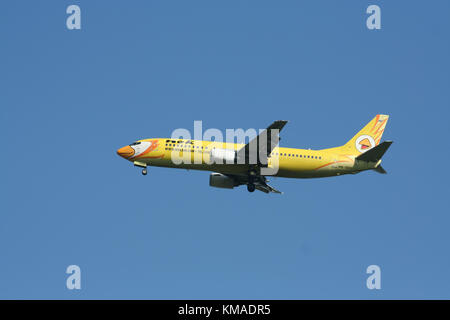 CHIANGMAI, THAILAND - ca. 2008: HS-DDH Boeing737-400 von NokAir Airline. Landung Flughafen Chiangmai von Bangkok Don Muang Airport, Thailand. Stockfoto