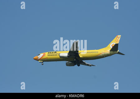 CHIANGMAI, THAILAND - ca. 2008: HS-DDH Boeing737-400 von NokAir Airline. Landung Flughafen Chiangmai von Bangkok Don Muang Airport, Thailand. Stockfoto