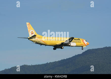 CHIANGMAI, THAILAND - ca. 2008: HS-DDH Boeing737-400 von NokAir Airline. Landung Flughafen Chiangmai von Bangkok Don Muang Airport, Thailand. Stockfoto