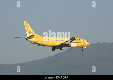 CHIANGMAI, THAILAND - ca. 2008: HS-DDH Boeing737-400 von NokAir Airline. Landung Flughafen Chiangmai von Bangkok Don Muang Airport, Thailand. Stockfoto