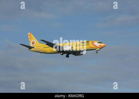 CHIANGMAI, THAILAND - ca. 2008: HS-DDH Boeing737-400 von NokAir Airline. Landung Flughafen Chiangmai von Bangkok Don Muang Airport, Thailand. Stockfoto