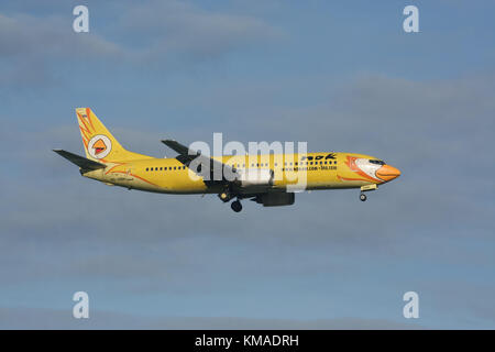 CHIANGMAI, THAILAND - ca. 2008: HS-DDH Boeing737-400 von NokAir Airline. Landung Flughafen Chiangmai von Bangkok Don Muang Airport, Thailand. Stockfoto