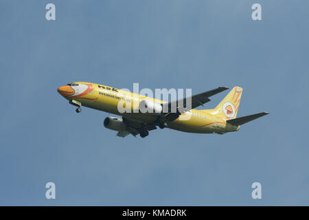 CHIANGMAI, THAILAND - ca. 2008: HS-DDH Boeing737-400 von NokAir Airline. Landung Flughafen Chiangmai von Bangkok Don Muang Airport, Thailand. Stockfoto