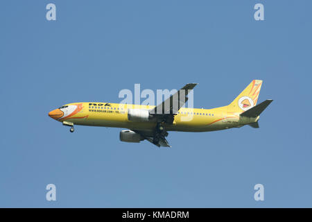 CHIANGMAI, THAILAND - ca. 2008: HS-DDH Boeing737-400 von NokAir Airline. Landung Flughafen Chiangmai von Bangkok Don Muang Airport, Thailand. Stockfoto