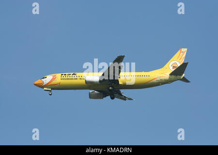 CHIANGMAI, THAILAND - ca. 2008: HS-DDH Boeing737-400 von NokAir Airline. Landung Flughafen Chiangmai von Bangkok Don Muang Airport, Thailand. Stockfoto