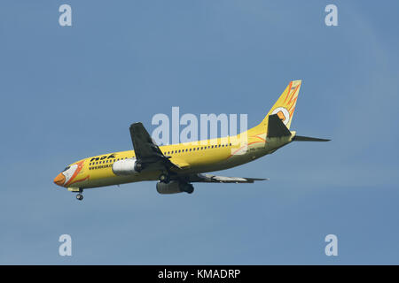 CHIANGMAI, THAILAND - ca. 2008: HS-DDH Boeing737-400 von NokAir Airline. Landung Flughafen Chiangmai von Bangkok Don Muang Airport, Thailand. Stockfoto
