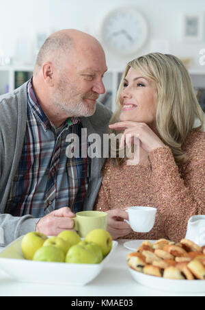 Älteres Ehepaar am Küchentisch sitzen Stockfoto