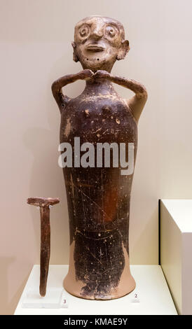 Anthropomorphe Figur und Terrakotta ax aus dem Tempel (ca. 1250-1180 v. Chr.), Museum in Mykene, Mikines, Peloponnes, Griechenland Stockfoto