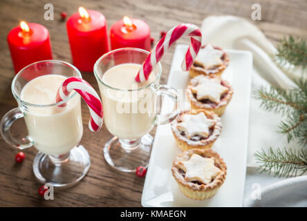 Zwei Gläser Eierlikör Stockfoto