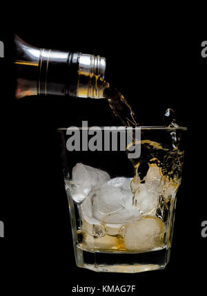 Whiskey on the rocks" auf schwarzem Hintergrund isoliert. Stockfoto