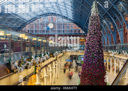 LONDON, GROSSBRITANNIEN, 4. DEZEMBER 2017: in der Nähe von Kings Cross St Pancras International Railway Station erhält mit hohen Weihnachtsbaum dekoriert Stockfoto