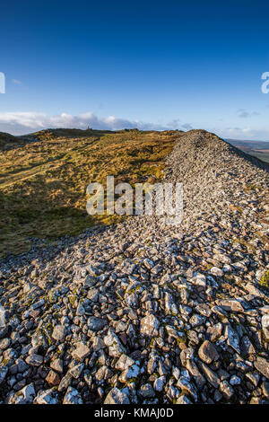 Die Ruinen der Eisenzeit Tippen O Noth Hill Fort auf dem Hügel O Noth in der Nähe von Rhynie, Aberdeenshire, Schottland, berühmt für seine verglaste Steinmauern Stockfoto