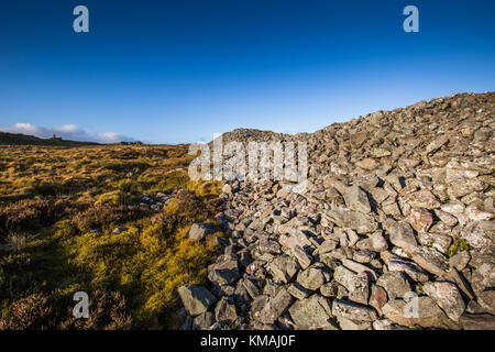 Die Ruinen der Eisenzeit Tippen O Noth Hill Fort auf dem Hügel O Noth in der Nähe von Rhynie, Aberdeenshire, Schottland, berühmt für seine verglaste Steinmauern Stockfoto