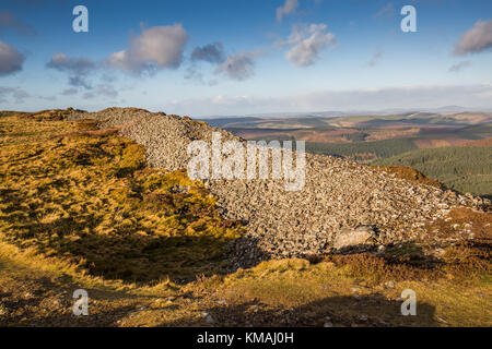 Die Ruinen der Eisenzeit Tippen O Noth Hill Fort auf dem Hügel O Noth in der Nähe von Rhynie, Aberdeenshire, Schottland, berühmt für seine verglaste Steinmauern Stockfoto