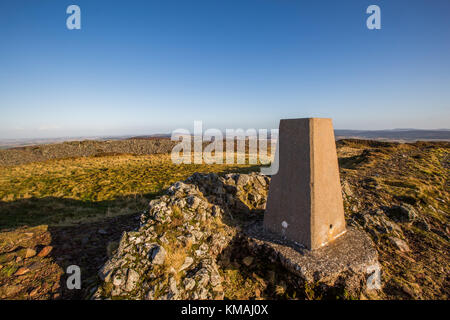 Die trigonometrischen Punkt auf den Ruinen der Eisenzeit Tippen O Noth Hill Fort auf dem Hügel O Noth in der Nähe von Rhynie, Aberdeenshire, Schottland, berühmt für seine verglaste Steinmauern Stockfoto