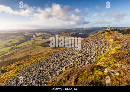 Die Ruinen der Eisenzeit Tippen O Noth Hill Fort auf dem Hügel O Noth in der Nähe von Rhynie, Aberdeenshire, Schottland, berühmt für seine verglaste Steinmauern Stockfoto