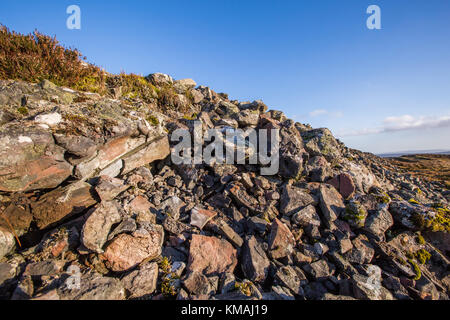 Eine Nahaufnahme von Verglasten Stein auf den Ruinen der Eisenzeit Tippen O Noth Hill Fort auf dem Hügel O Noth in der Nähe von Rhynie, Aberdeenshire, Schottland Stockfoto