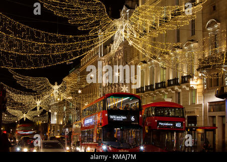 London, UK, 4. Dezember 2017: Weihnachtslichter auf Regents Street St James. schöne Weihnachten Dekorationen locken Käufer und Touristen während des Th Stockfoto