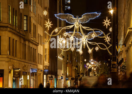LONDON, Großbritannien - 4. DEZEMBER 2017: Weihnachtsbeleuchtung auf der Jermyn Street. Weihnachtsdekoration zieht Tausende von Käufern und Touristen während der Feiertage an Stockfoto