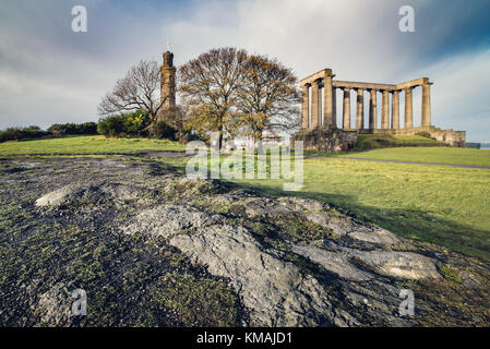 National Monument und Nelson Denkmal in Edinburgh Carlton Hill auf vulkanischen Felsen baute. Stockfoto